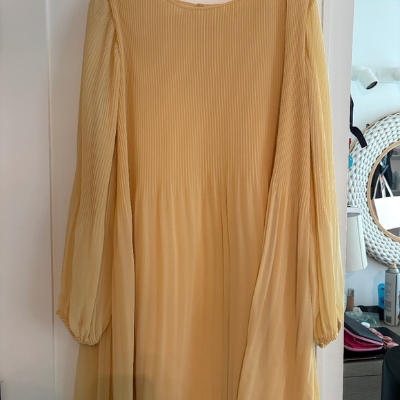 Light yellow flowy dress aritzia - Picture 1 of 6